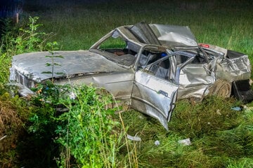 BMW überschlägt sich auf B101 im Erzgebirge: 19-Jähriger lebensgefährlich verletzt
