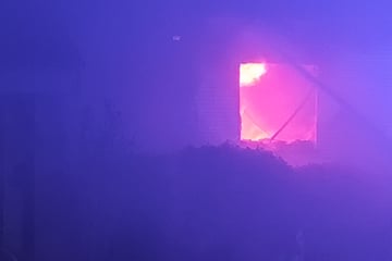 Flammen dringen aus Fenster: Brand in Haus sorgt für dreistündigen Einsatz