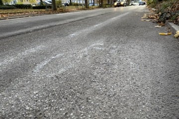 Aktivisten malen 200 Meter langen Fake-Fahrradstreifen auf Straße