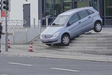 Was macht der denn da? Mercedes steckt auf Treppe fest