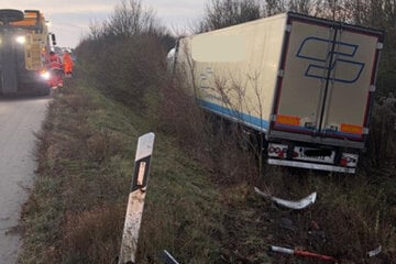 Unfall A14: Fahrer eingeschlafen: 40-Tonner landet neben der A14