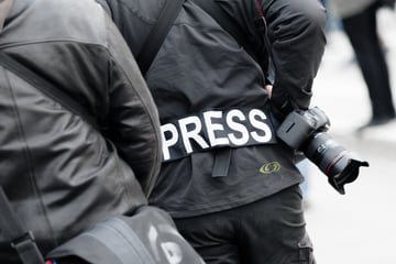 "Extrem hohes Gefahrenpotenzial": Ostdeutsche Journalisten unter immensem Druck
