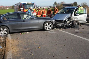 BMW kracht frontal in Gegenverkehr: Vier Verletzte!