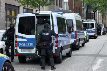 Hamburg: Großeinsatz in Hamburg: Mehrere Personen schlagen auf Mann ein - dieser zückt ein Messer