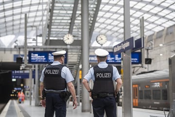 Köln: Mann randaliert am Kölner Flughafen und greift Polizistin mit Fahrradreifen an
