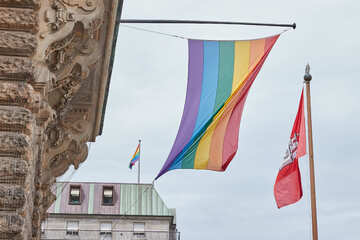 Happy Pride! Regenbogenflagge weht am Hamburger Rathaus