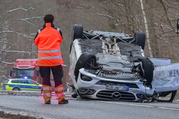 Heftiger Unfall im Landkreis Zwickau: Mercedes überschlägt sich, Straße dicht