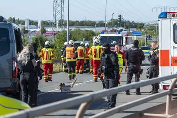 Ziviles Polizeiauto und Fiat krachen frontal zusammen: Vier Menschen verletzt