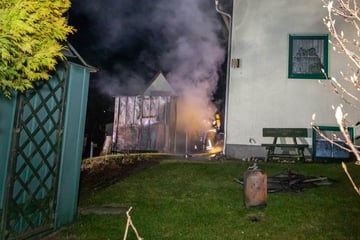 Erzgebirge: Schuppen neben Wohnhaus in Flammen