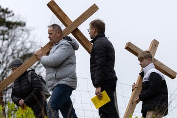 Gläubige tragen Kreuze zur Leuchtenburg: So viele Menschen beteiligten sich an der Prozession
