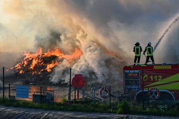 Katwarn ausgelöst: Brand auf Mülldepot sorgt für Großeinsatz