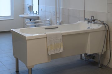 Rentner liegt drei Tage hilflos in der Badewanne, bis Mitarbeiterin stutzig wird