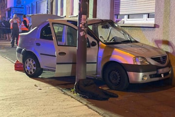 Straßenbahn kracht in Auto: 58-Jähriger stirbt an Unfallstelle