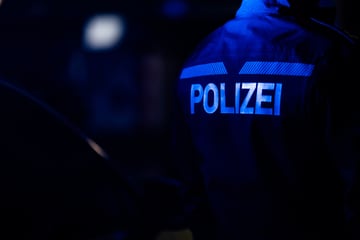 Betrunkener Autofahrer hat platten Reifen und beleidigt Polizisten