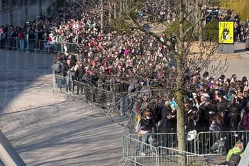 Tausende stehen in Leipzig Schlange! Buchmesse-Fans strömen in die Glashalle
