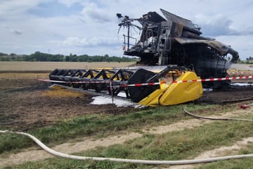 Mähdrescher fängt plötzlich Feuer: Hunderttausende Euro Schaden!