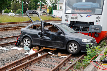 Zug erfasst Auto: Feuerwehr und Rettungskräfte proben für den Ernstfall