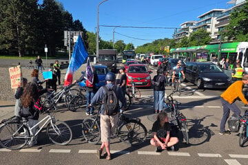 Aktivisten blockieren Dresdner Kreuzung: Autofahrer wollen sich Weg freihupen