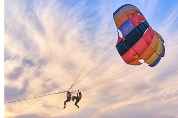 Mitten in der Luft: Mann belästigt Urlauberin sexuell beim Parasailing