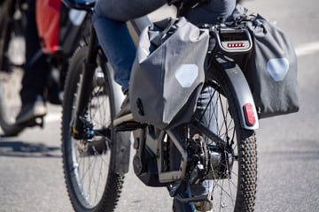 Radfahrer kracht in aussteigende Frauen: Danach macht er sich aus dem Staub