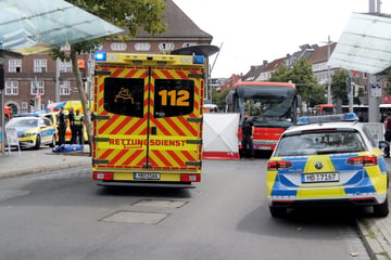 Lebensgefahr! Frau vor Hauptbahnhof von Bus überrollt