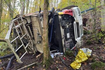 Tödlicher Unfall auf dem Weg zur Arbeit: Lastwagen stürzt 20-Meter-Hang hinunter