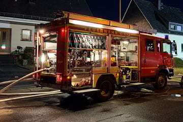 Zwei Bewohner schwer verletzt aus brennendem Haus gerettet