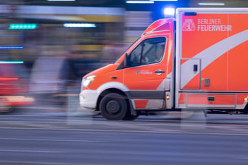 Kreuzungs-Crash in Kreuzberg: Autos krachen zusammen