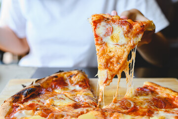 Weil sie einem anderen auf den Po haute: Mann schlägt Frau mit einem Stück Pizza ins Gesicht