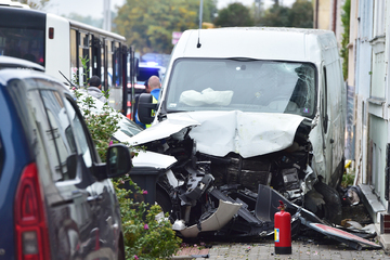 Flucht vor der Polizei: Transporter crasht an Kreuzung - 21 Verletzte!