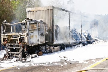 Unfall A8: Lastwagen mit 23 Tonnen Papier ausgebrannt: Stundenlange Vollsperrung auf A8