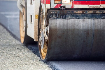 Mann klaut Straßenwalze und fährt damit betrunken durchs Oberallgäu