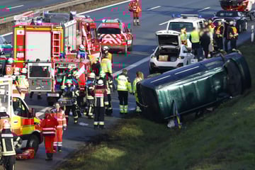 Unfall A3: Unfall auf A3: VW mit achtköpfiger Familie überschlägt sich