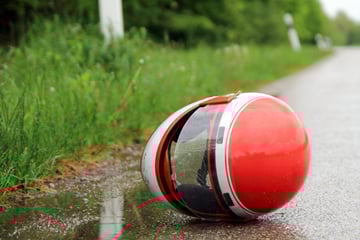 Biker verliert in Kurve Kontrolle und überschlägt sich mehrfach