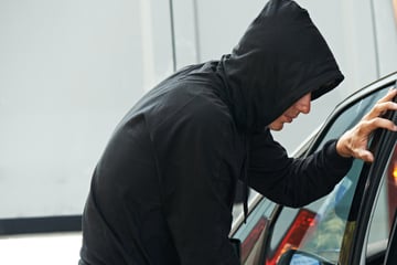 Immer wenn er nicht im Knast sitzt: Notorischer Auto-Ganove schon wieder angeklagt