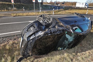 Unfall A4: Unfall auf A4-Abfahrt bei Glauchau: Seat-Fahrer fährt Auto zu Schrott