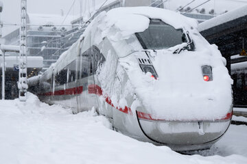Schnee-Chaos in Bayern: Bahn kündigt für Montag Ausfälle an, 560 Flüge in München gestrichen