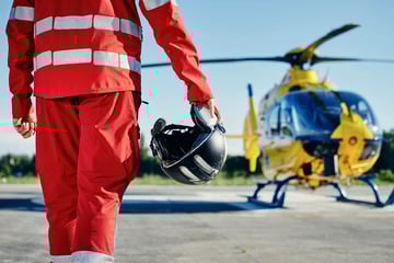 Weil er sich über Sperrung aufregt: Mann fährt Piloten von Rettungs-Hubschrauber im Einsatz an