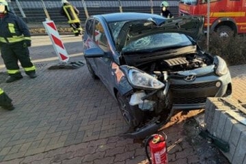 Unfall an Kreuzung: Hyundai landet nach Zusammenstoß im Zaun