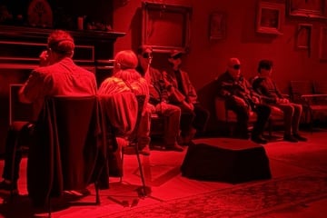 Augenbinde statt Bühnenblick: Theatergäste sehen die gesamte Vorstellung über nichts