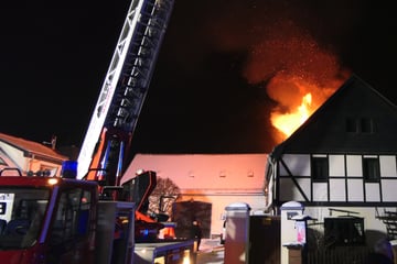 Hohe Flammen: Dreiseitenhof löst Feuerwehr-Großeinsatz aus