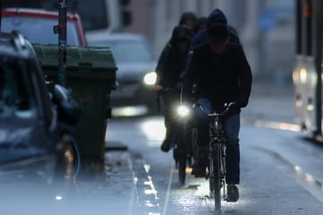 Schwerer Unfall am frühen Morgen: Renault erfasst Radfahrer im Leipziger Osten