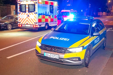 Pedelec-Fahrer will abbiegen und übersieht Tesla: Radler bei Unfall schwer verletzt
