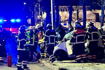 Smart kracht gegen Lichtmast: Fahrer eingeklemmt