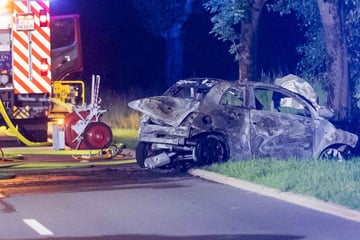 Unfall-Drama im Bergischen! Auto fängt nach Frontalcrash Feuer, Frau stirbt im Fahrzeug