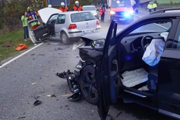 Heftiger Crash! Drei Menschen schwer verletzt, darunter eine schwangere Frau