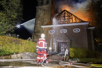 Kirche in Flammen: Gotteshaus von Kripo beschlagnahmt