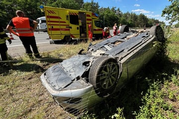Unfall A13: Übler Unfall auf der A13: Mazda rast in Laster und überschlägt sich - Fahrer (19) schwer verletzt