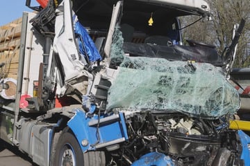 Unfall A1: Drei Lkw krachen auf A1 ineinander: Fahrer muss notoperiert werden