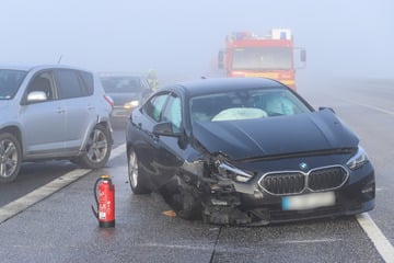 Unfall A23: Bei Nebel und Glätte: Heftige Karambolage auf Autobahnbrücke